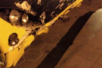 Violento choque entre un colectivo y un automovil: un muertos y dos heridos