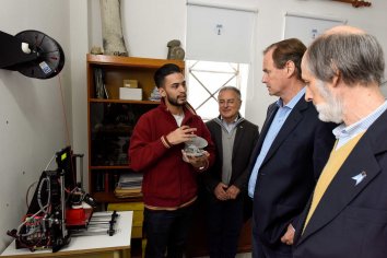 El gobernador visitó al estudiante que creó una mano ortopédica
