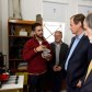 El gobernador visitó al estudiante que creó una mano ortopédica