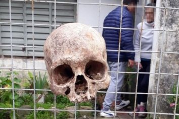 Tétrico: le dejaron un cráneo atado en la puerta de su casa