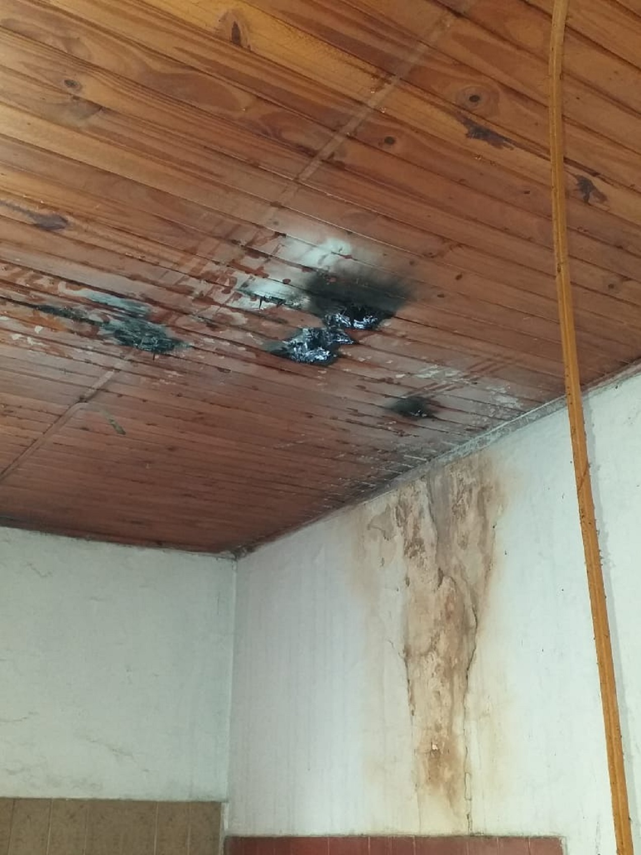 Prendieron fuego en un hogar, se partió la chimenea y se incendió el