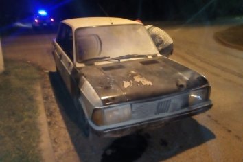 Se incendió un vehículo mientras circulaba por la calle