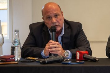 EL REY ESTA DESNUDO Y NO SE DEJA VESTIR