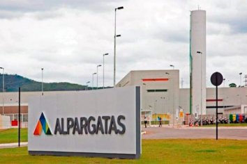 "Alpargatas" vendió sus fábricas locales y deja la industria textil