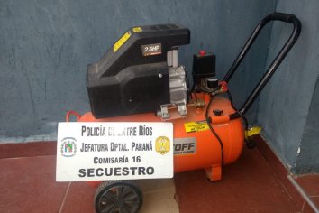 Vio a la policía, descartó un compresor y escapó
