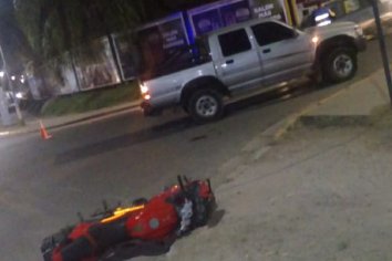 Fuerte colisión entre una camioneta y una motocicleta