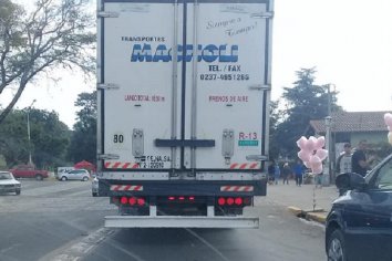 Camionero irresponsable causó importantes daños a autos que se encontraban estacionados