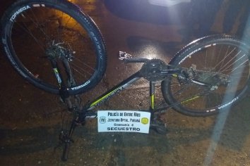 Dos jóvenes circulaban con una bicicleta robada