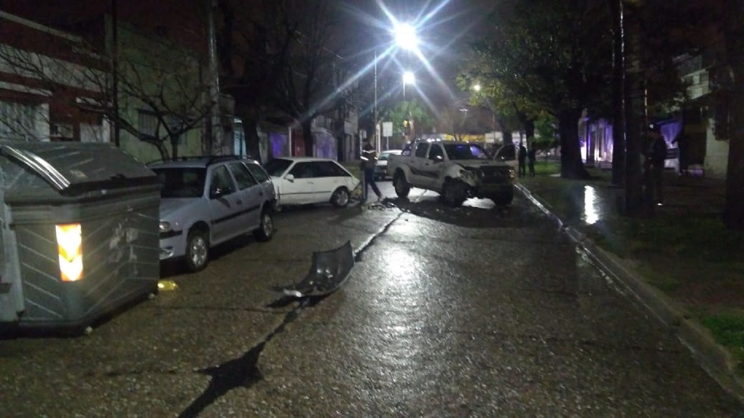 Un joven perdió el control en su camioneta y chocó un auto estacionado ...