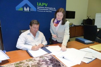 Se rubricó el contrato para construir nuevas viviendas en Arroyo Burgos