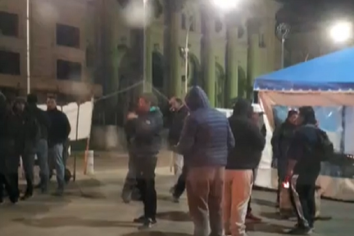 Colectiveros continúan el acampe frente al Municipio: "El paro sigue porque no hay perspectiva de que nos paguen lo que nos deben"