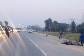 Un automóvil chocó una motocicleta con dos ocupantes a pocos metros de la entrada a San Bemito