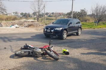 Motociclista intentó sobrepasar un automovil y terminó chocando