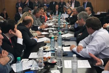 Cumbre urgente de gobernadores para rechazar el paquete de Macri