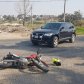 Motociclista intentó sobrepasar un automovil y terminó chocando