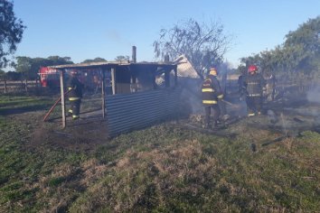 Una quema de pastizales se propagó e incendió una precaria vivienda