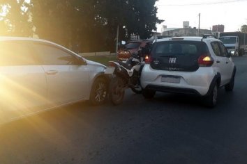Un automóvil encerró a motociclista y ocasionó un accidente