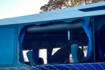 Rompieron a piedrazos dos ventanillas de un micro al salir de Santa Fé