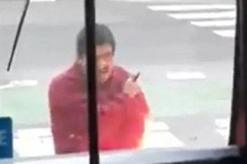 Antes de morir por la patada del policía, el hombre paró un colectivo cuchillo en mano