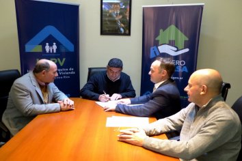 La provincia rubricó contrato para construir 15 nuevas viviendas en Urdinarrain