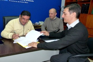 Se rubricó el contrato para construir 10 nuevas viviendas en Aldea San Antonio