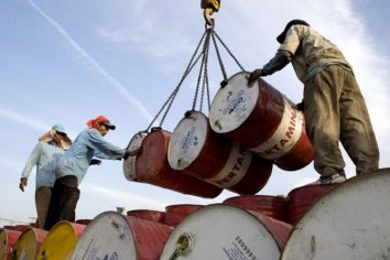 Suspendieron a 1.000 petroleros tras el congelamiento del precio del crudo