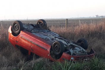 Automóvil terminó volcado en la banquina luego de perder el control