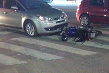 Conductor "encerró" a una motocicleta causando un accidente y huyó