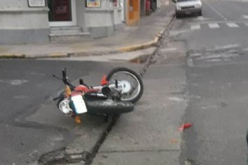 Chocó a un motociclista y se dio a la fuga