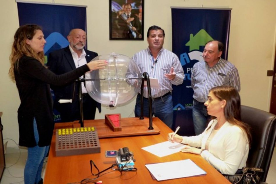 Resultado de imagen para Se sortearon 10 viviendas para familias de Estancia Grande