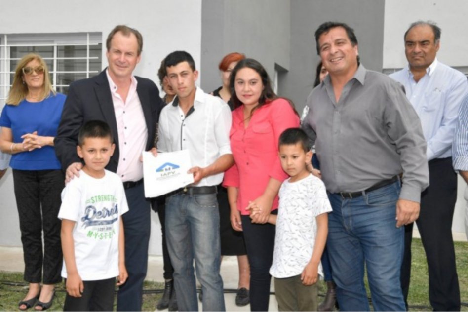Resultado de imagen para Se inauguran viviendas para docentes en Gualeguaychú