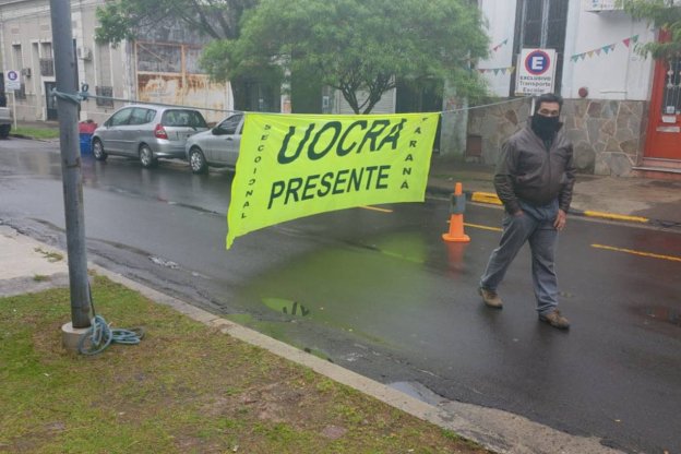 Trabajadores de una obra en construcción reclamaron el pago en tiempo y forma