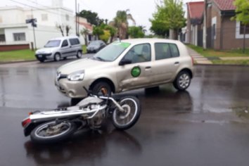 Accidente de tránsito entre una moto y un auto