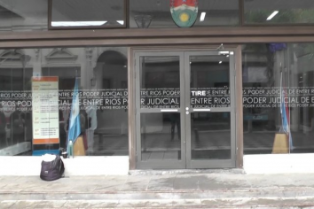 Familiares de los despedidos de EGGER reclamaron frente a tribunales