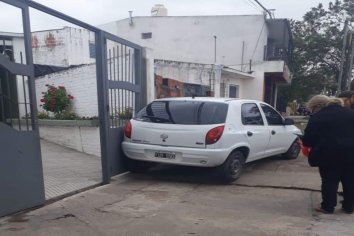 Un auto chocó el portón de una escuela