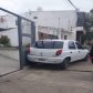 Un auto chocó el portón de una escuela