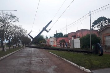 Joven conductor derribó una columna del tendido eléctrico tras impactar con su auto