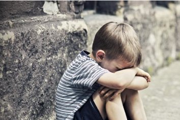 Un niño de 4 años fue hallado solo en la vía publica por un colectivero