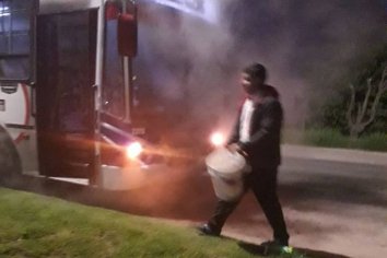 Un colectivo se incendió en pleno Parque Industrial