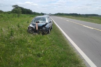 Automóvil colisionó contra una sembradora en la ruta