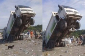 INSÓLITO!!!: camión recolector colapsado de basura término haciendo "WILLY"