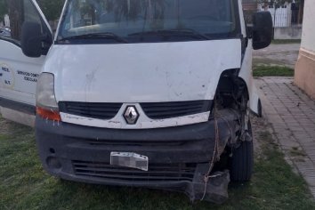 Transporte escolar con 8 niños perdió el control y chocó contra un puente