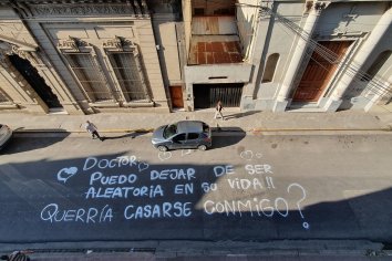 Pintó un graffiti en el asfalto para pedirle casamiento al padre de sus hijas y él aceptó
