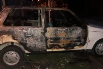 Le incendiaron el auto en la puerta de su casa