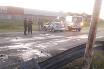 Un automovilista colisionó contra una farola en Avenida Circunvalación