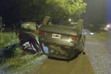 Circulaba a gran velocidad y volcó en una curva