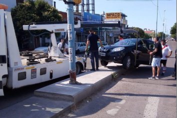 Conductor alcoholizado chocó su auto contra el cantero de Av. Ramirez