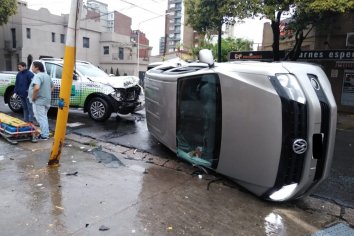 Tras chocar con una camioneta, terminó volcando