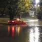 Un auto quedó varado en medio del agua