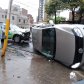 Tras chocar con una camioneta, terminó volcando
